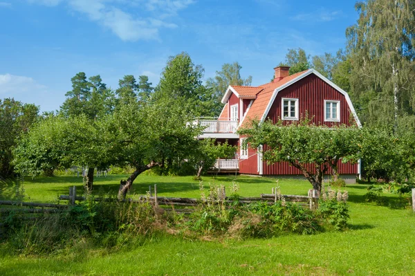 Живописный деревянный дом в Швеции — стоковое фото