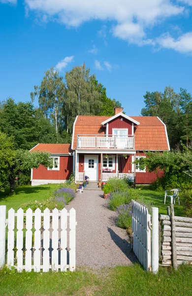 Red painted Swedish house 로열티 프리 스톡 사진