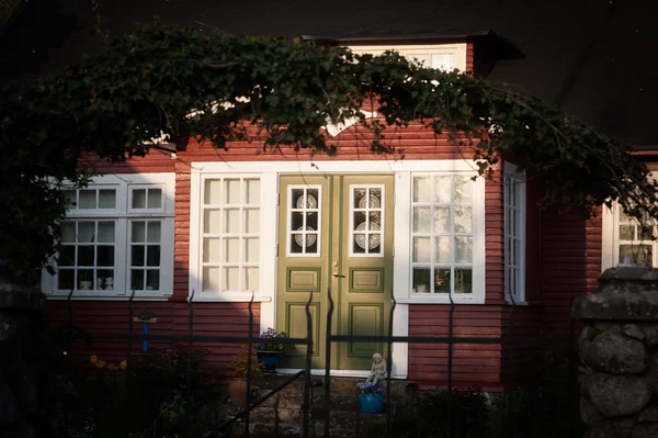 家门口的房子在晚上前门的一所房子在晚上 — Φωτογραφία Αρχείου