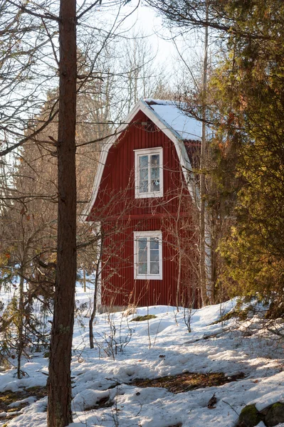 Rött målat trähus i Sverige — Stockfoto