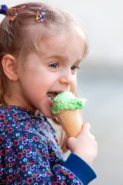 Schattig klein meisje eten ijs — Stockfoto