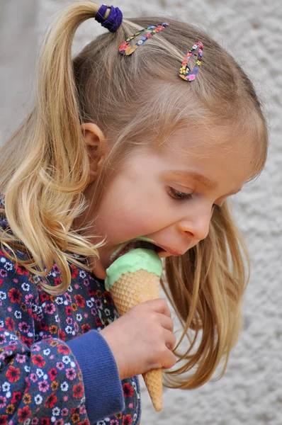 Mignonne petite fille manger de la crème glacée — Photo