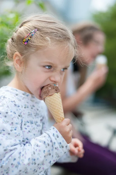 아이스크림을 먹는 귀여운 소녀 스톡 이미지