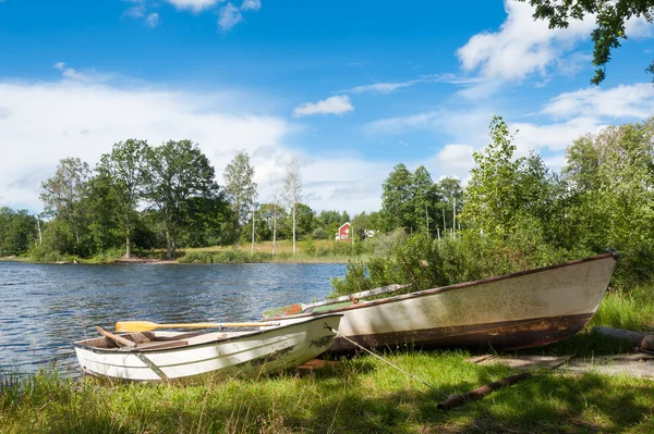 Chalet en bois rouge et environnement en Suède. — Photo