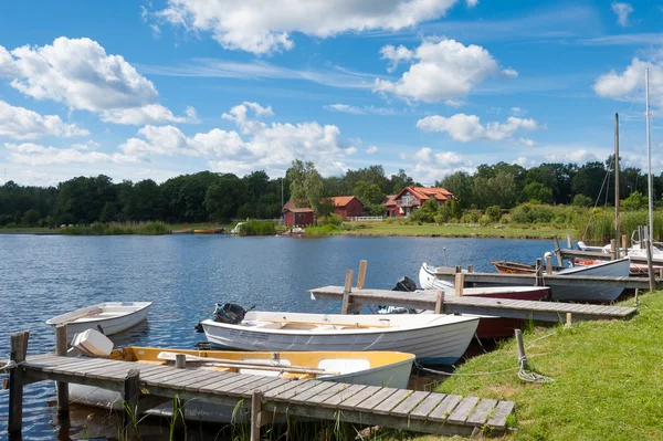 Човни в невелику гавань Pataholm, Швеція — стокове фото