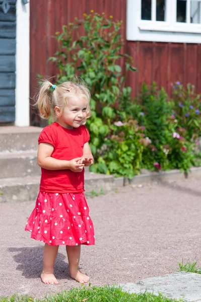 Kırmızı yazlık elbise, sevimli küçük kız — Stok fotoğraf
