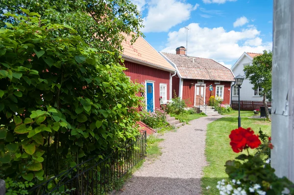 Červené dřevěné domy v pataholm, Švédsko — Stock fotografie