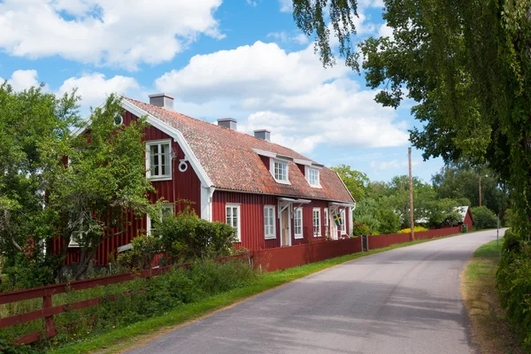 Red wooden houses along the main street of Pataholm, Sweden — Stock Photo, Image
