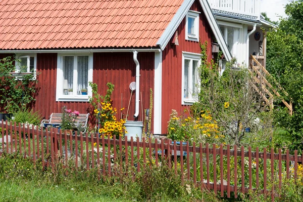 Casas de madeira vermelhas ao longo da rua principal de Pataholm, Suécia Fotografia De Stock
