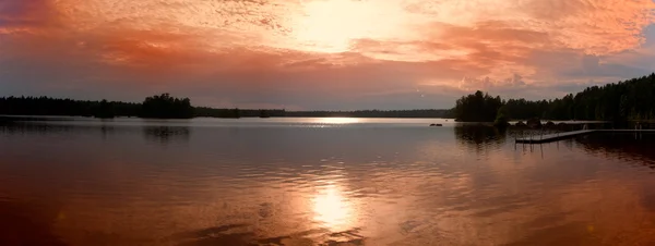 Sur de Suecia: Puesta de sol sobre el lago Skiren — Foto de Stock