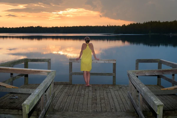 Serata estiva in un lago in Svezia — Foto Stock