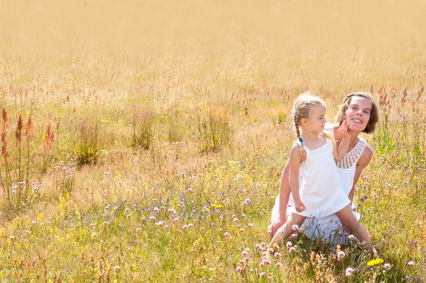 Mother and daughter enjoying a warm summer day — Stock Photo, Image