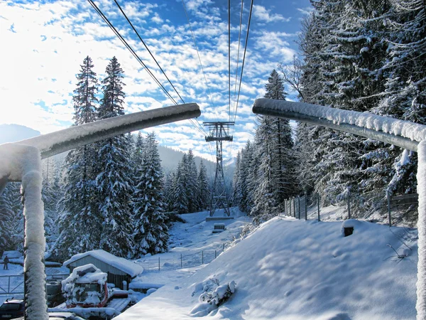 Elevadores na paisagem nevada — Fotografia de Stock