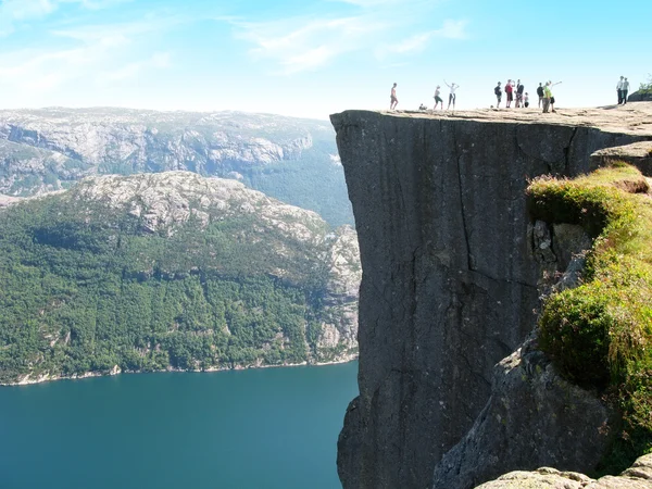 Mensen in Noorwegen fjord Stockafbeelding