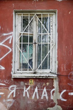 bir binanın içinde pencere