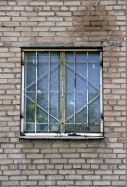 bir binanın içinde pencere