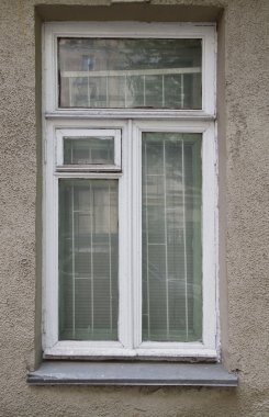 bir binanın içinde pencere