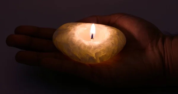 Ljus i en hand — Stockfoto