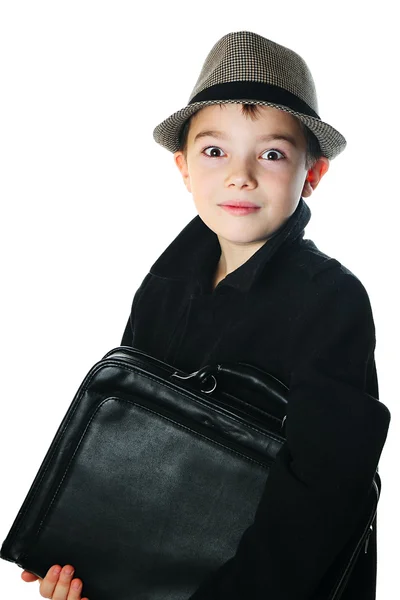 Мальчик с чемоданом — стоковое фото