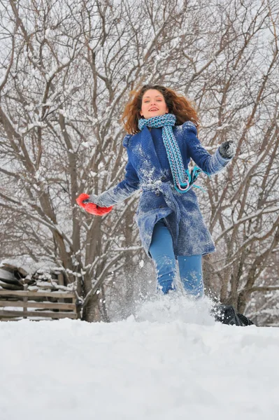 Girl run in winter garden — Stock Photo, Image