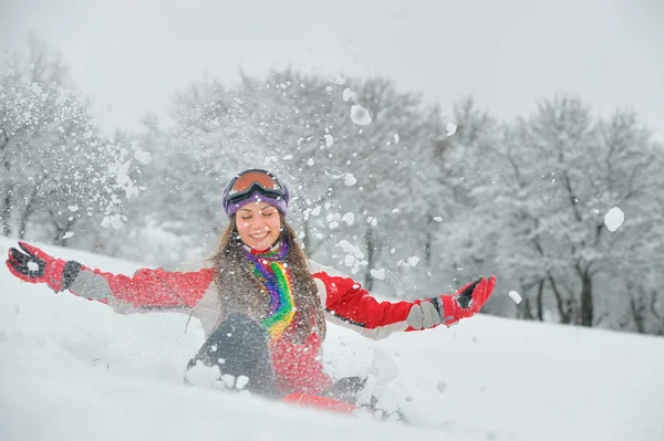 Menina jogar com neve — Fotografia de Stock