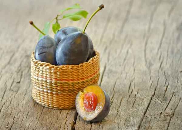 Basket with plums — Stock Photo, Image