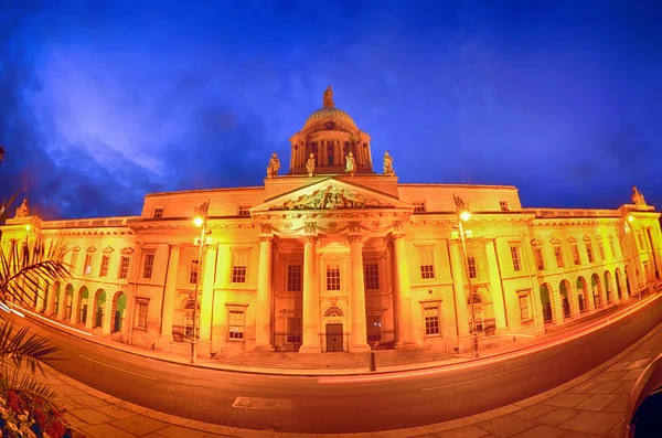 Zollhaus am Fluss Liffey in Dublin Fischauge bei Nacht. — Stockfoto