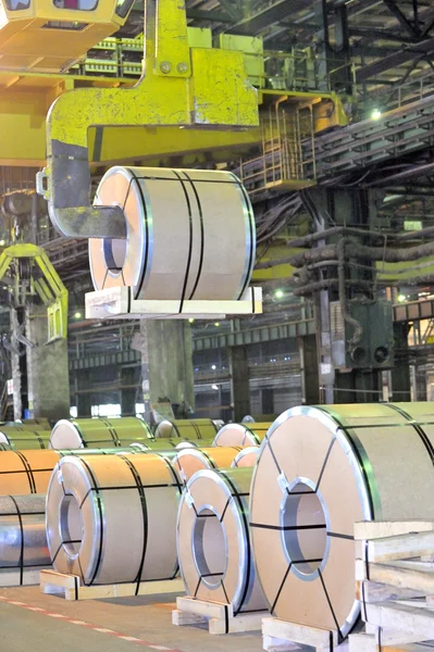 Loading of metal on a roll in the plant — Stock Photo, Image