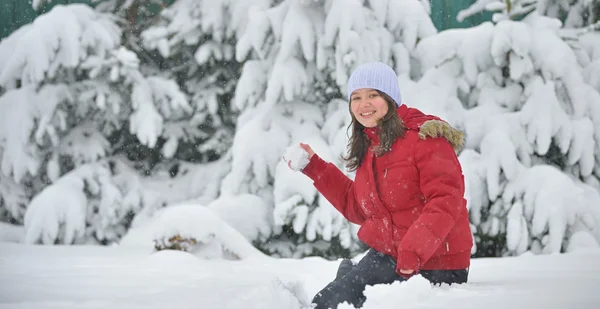 Girl playing with snow — Stock Photo, Image