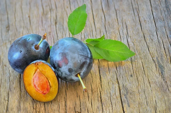 Sweet plum on the old wood — Stock Photo, Image