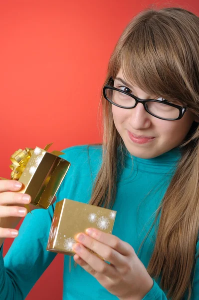 Happy girl with a gift — Stock Photo, Image