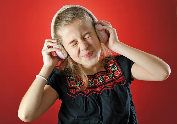 Lilla tjej njuter musik — Stockfoto