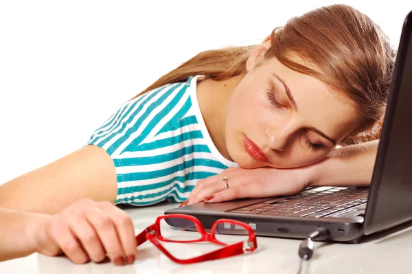 Mädchen schläft auf ihrem Laptop — Stockfoto