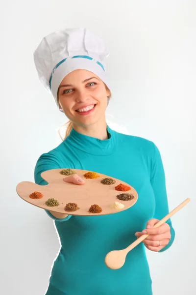Kryddor och örter på paletten och koka girl — Stockfoto
