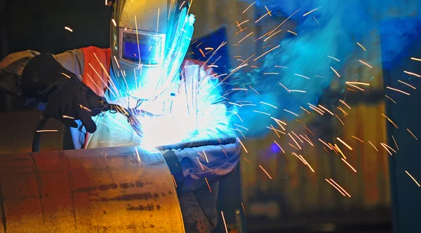 Trabalhador com máscara protetora soldagem de metal — Fotografia de Stock