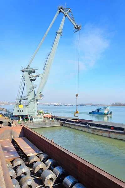 Crane and steel plate in harbor — Stock Photo, Image