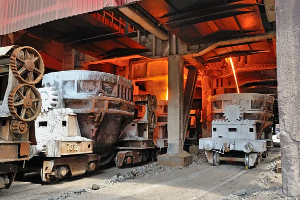 Stål hinkar att transportera den smält metallen — Stockfoto