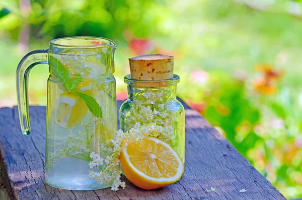 Holunderblüten und Zitronensaft — Stockfoto