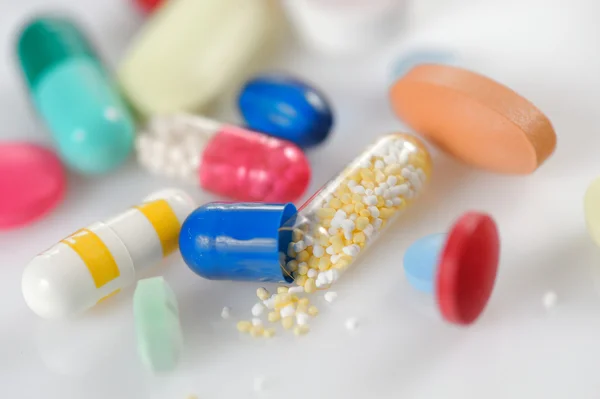 Tabletter isolerade på vitt — Stockfoto