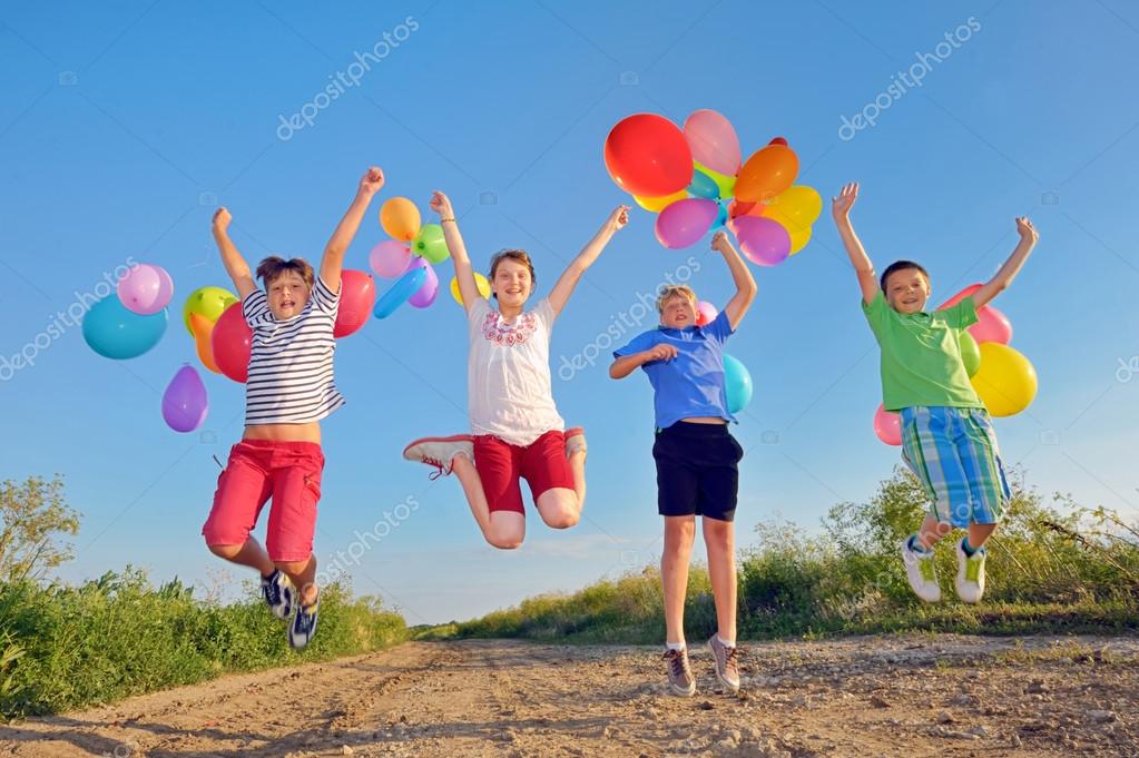 Crianças Brincando Com Balões — Fotografias De Stock © Jordache 27616555