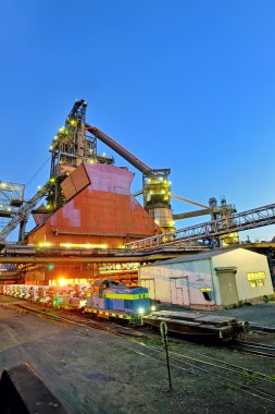 çelik fabrikası gece zamanında