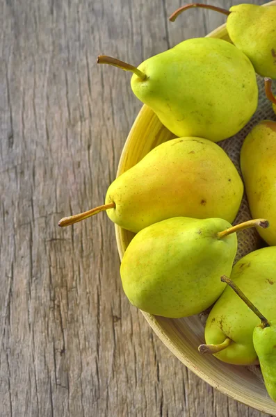 Pere fresche e succose in ciotola — Foto Stock