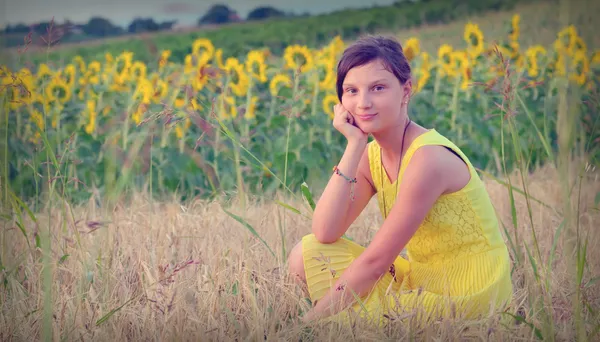 Teen girl and sunflower — Stock Photo, Image