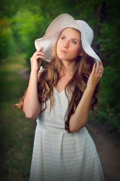 Portrait de fille dans la forêt de fées — Photo