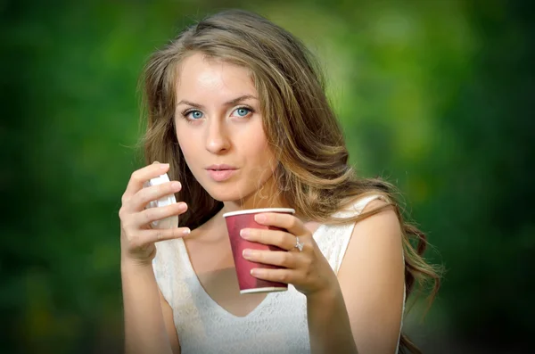 Красивая девушка пьет кофе — стоковое фото