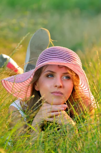 Adolescente chica acostada en pradera hierba —  Fotos de Stock