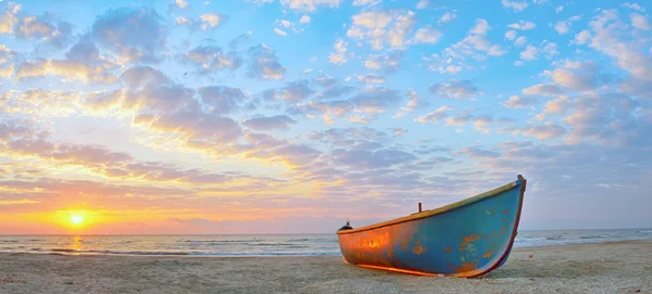 Рибальський човен і схід сонця — стокове фото