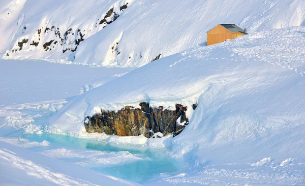 Будинок на льодовик в Ґренландія — стокове фото