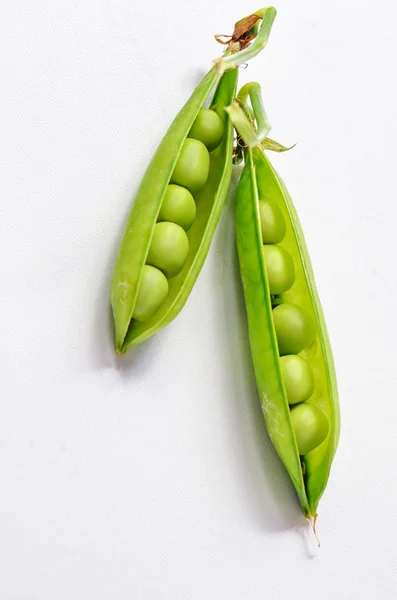 孤立的绿豌豆 — 图库照片