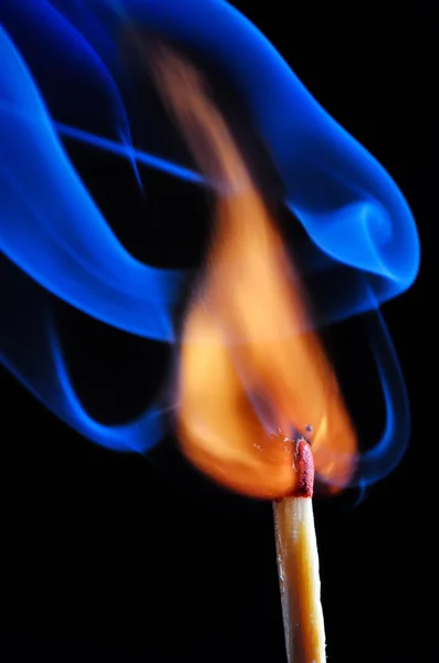 Partido ardiente con humo azul —  Fotos de Stock